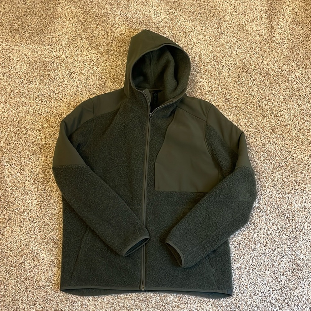 Lulu Lemon Men’s fleece coat, size XL. Dark olive green.